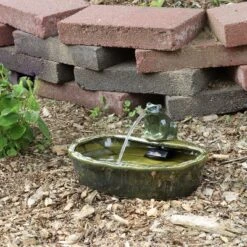 Sunnydaze Decor Sunnydaze Outdoor Solar Powered Ceramic Spitting Frog Water Fountain With Submersible Pump - 7" - Green